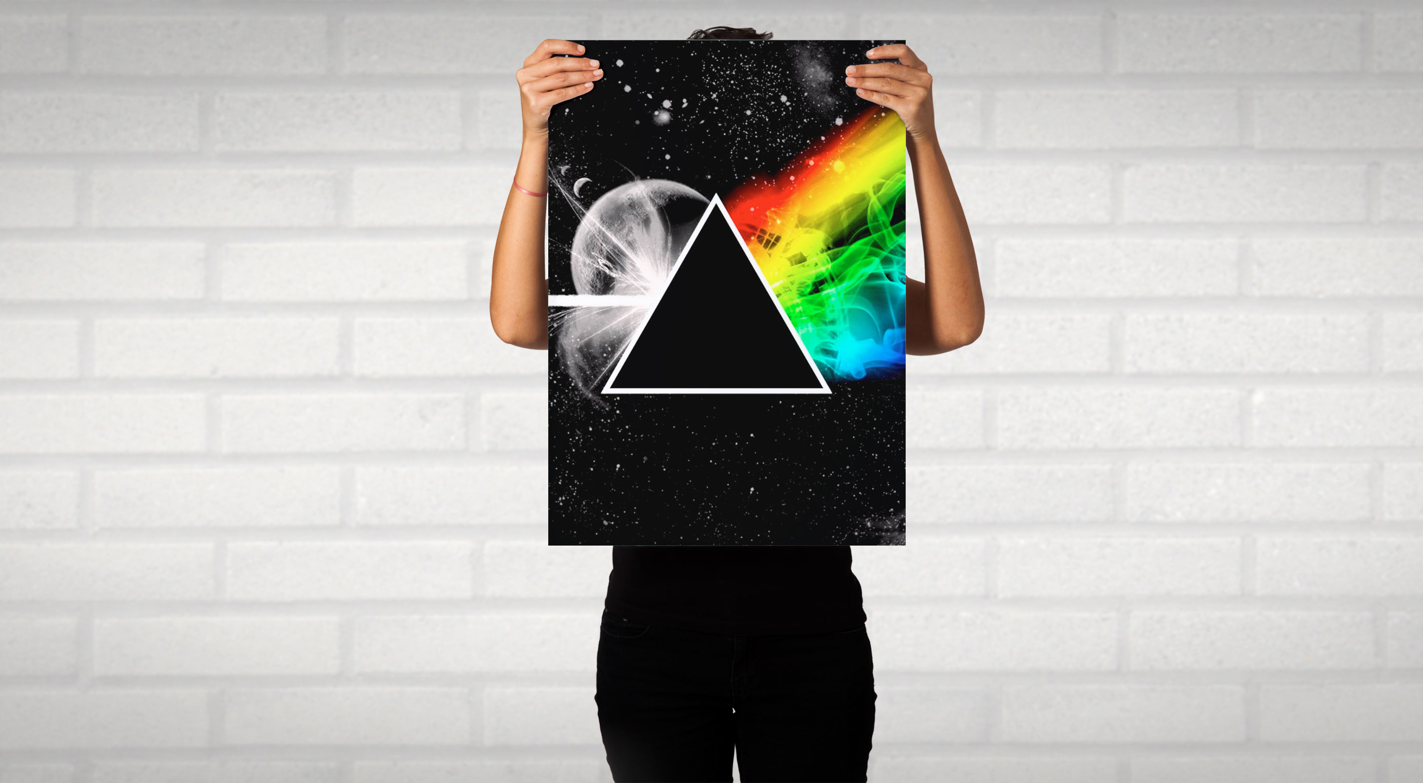 Una persona sostiene una impresión de gran formato, con un diseño de luz y colores